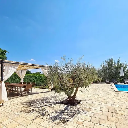 Holiday home Ferienvilla Stella Mit Balkon In Cvitani